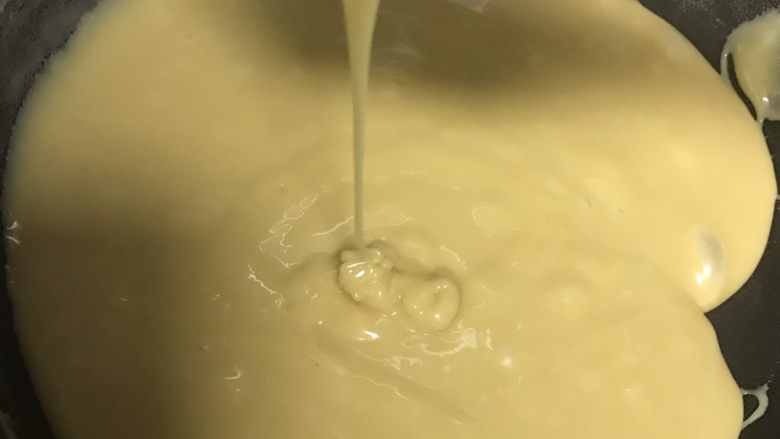 太妃棒棒糖,小火熬20-25分钟左右,糖汁滴落已经可以出现纹路