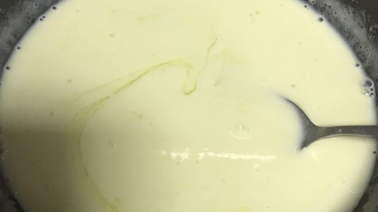 太妃棒棒糖,白糖和麦芽糖和奶油混合均匀后,转小火