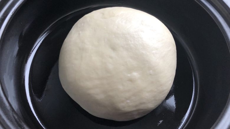 中种白吐司(70%中种),种面团的材料揉成光滑的面团入冰箱冷藏发酵至3-4倍大,大概17个小时左右。