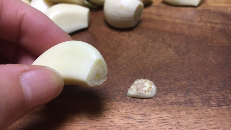 做年货 年夜饭吃饺子必备 腊八醋(腊八蒜),然后要去蒂,就是把蒜的上面都切掉一点,让醋能快速浸入蒜的内部。