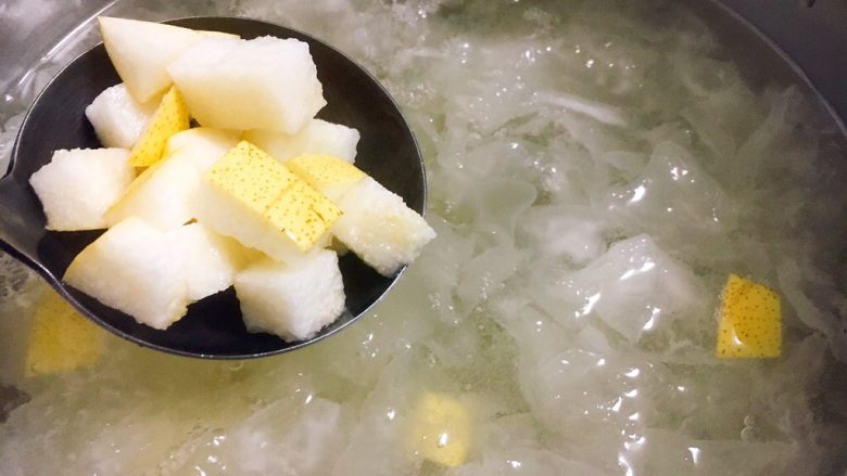 美容养颜 润肺止咳 冰糖银耳炖雪梨,把梨丁放入煮好的银耳粥里。