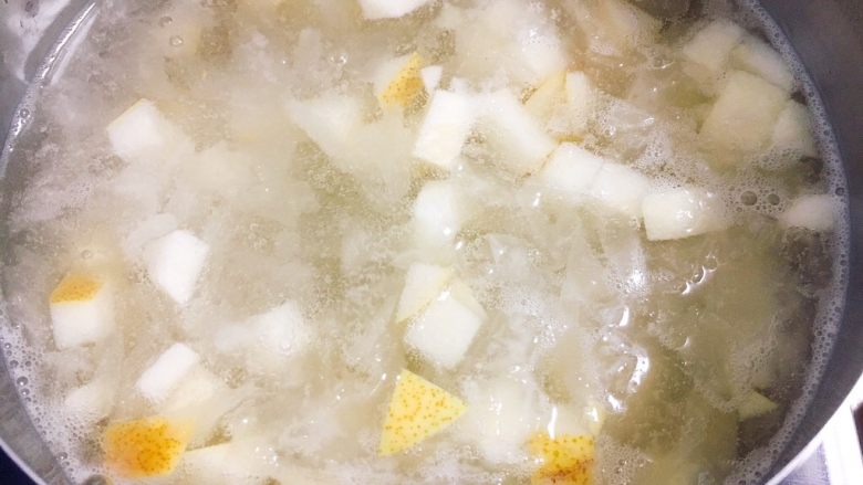 美容养颜 润肺止咳 冰糖银耳炖雪梨,小火煮10分钟左右,把梨煮软了。