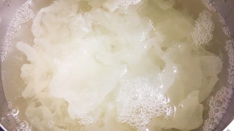 美容养颜 润肺止咳 冰糖银耳炖雪梨,大火煮开,小火熬制至少1个小时,熬制至银耳汤浓稠。