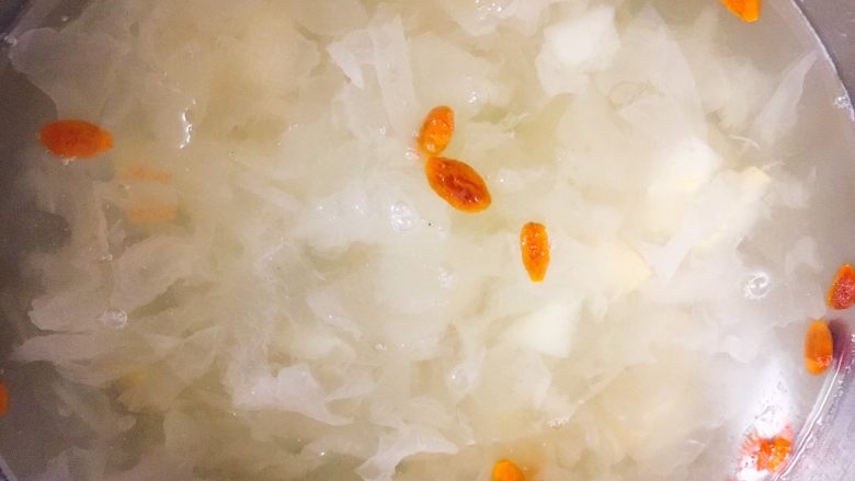 美容养颜 润肺止咳 冰糖银耳炖雪梨,最后放入少许的枸杞即可。