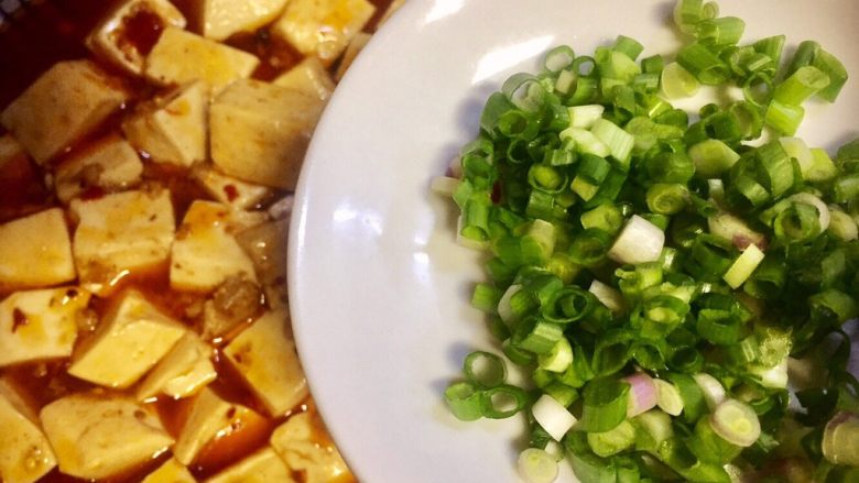 #年味儿#红红火火麻婆豆腐,汤汁粘稠,汁水不多时可以关火盛盘了,装好盘后豆腐表面撒一勺<a style='color:red;display:inline-block;' href='/shicai/ 10404'>花椒面</a>,葱花,便可享用