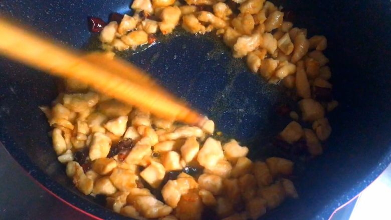 宫保鸡丁,放入腌制好的鸡肉翻炒变色