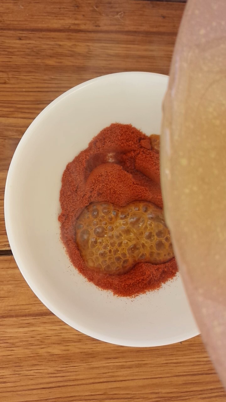 酸辣土豆粉,香味出来后,分次将花椒油倒入辣椒粉中,搅匀备用