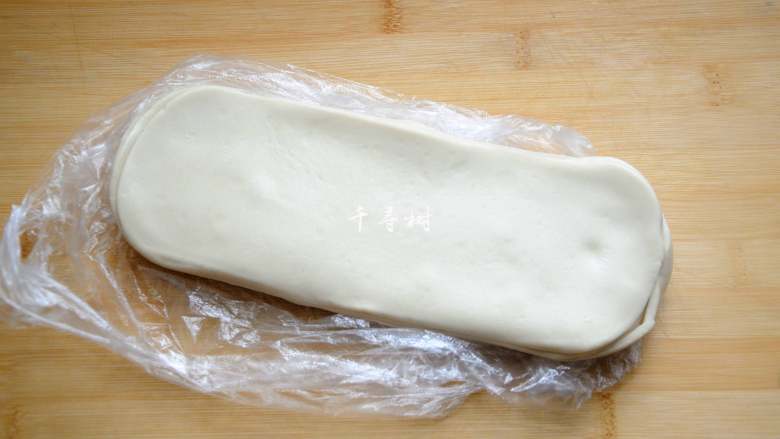 孜然牛肉炒拉条 家常面条百吃不厌的美味做法,面胚6片,放于温暖处松弛一下备用,现在天气比较寒冷,从外面买回来的面胚比较硬,面胚比较硬的时候不容易拉开,放在温暖的地方回回温,一会儿拉成拉条的时候就会比较容易。
