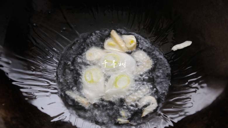 孜然牛肉炒拉条 家常面条百吃不厌的美味做法,锅内放油烧热,下葱片蒜片爆出香味儿。