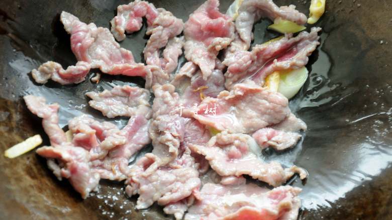 孜然牛肉炒拉条 家常面条百吃不厌的美味做法,下入处理好的牛肉片翻炒到稍微变色,这时候可以放心大胆的翻炒,怎么炒牛肉片都不会老。