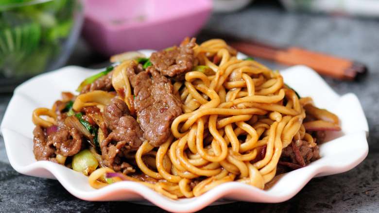 孜然牛肉炒拉条 家常面条百吃不厌的美味做法,看看这炒拉条,比饭店里炒的不知道要实惠多少倍了,对于无肉不欢的人来说简直是赤裸裸的诱惑啊!