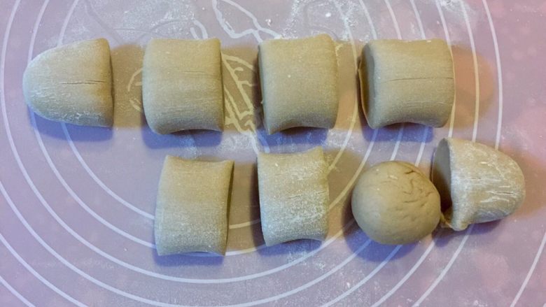 萌萌哒小猴子奶黄包,称一下克重,把可可面团平均分成若干份,每个30克左右。