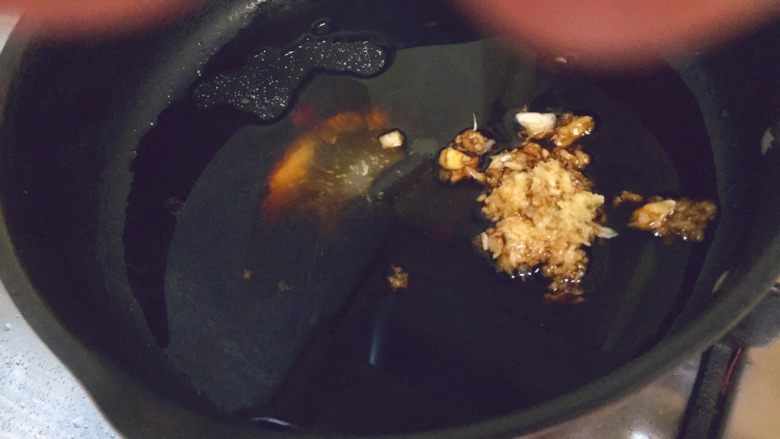 跟韩国人学的★双拼口味韩式炸鸡
「酱油蒜蓉味+韩式经典味」,起锅,把剩下的一半的蒜沫放进去。
