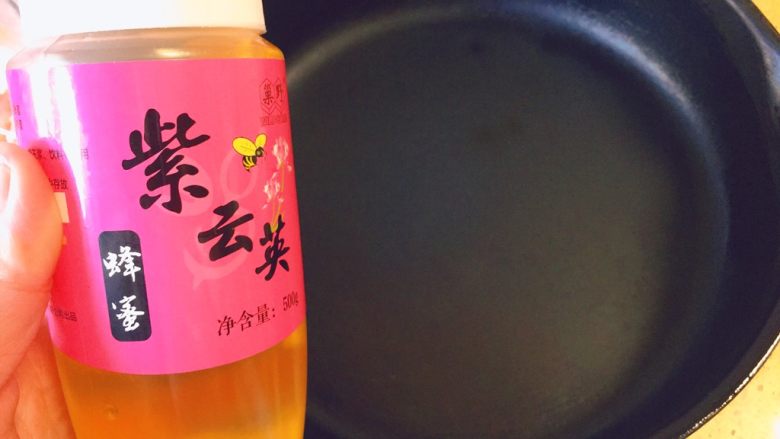 跟韩国人学的★双拼口味韩式炸鸡
「酱油蒜蓉味+韩式经典味」,我们拿一个平底锅出来,先把馅料趁着这个时间准备好。首先是放<a style='color:red;display:inline-block;' href='/shicai/ 865'>蜂蜜</a>。