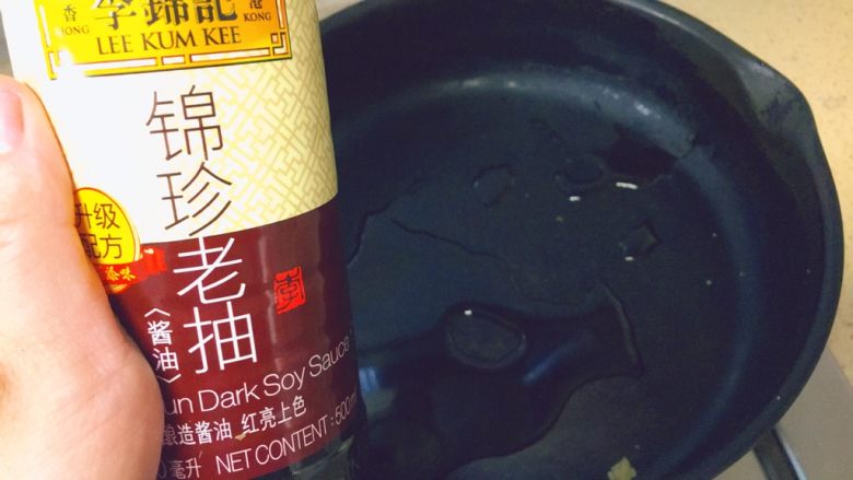 跟韩国人学的★双拼口味韩式炸鸡
「酱油蒜蓉味+韩式经典味」,然后是<a style='color:red;display:inline-block;' href='/shicai/ 762'>老抽</a>,大概2-3ml