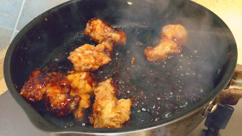 跟韩国人学的★双拼口味韩式炸鸡
「酱油蒜蓉味+韩式经典味」,然后同样,把剩下的一半的鸡翅。倒进锅里,翻炒上汁!这样酱油蒜蓉味道的,炸鸡也完成了。