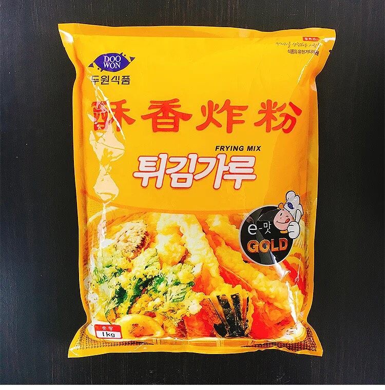 跟韩国人学的★双拼口味韩式炸鸡
「酱油蒜蓉味+韩式经典味」,我们取炸鸡粉出来,我用的是这种哦。正宗的韩国炸鸡,一定要用韩国的炸鸡粉,才地道嘛!淘宝有卖的哦,不贵的。才2,3十的。