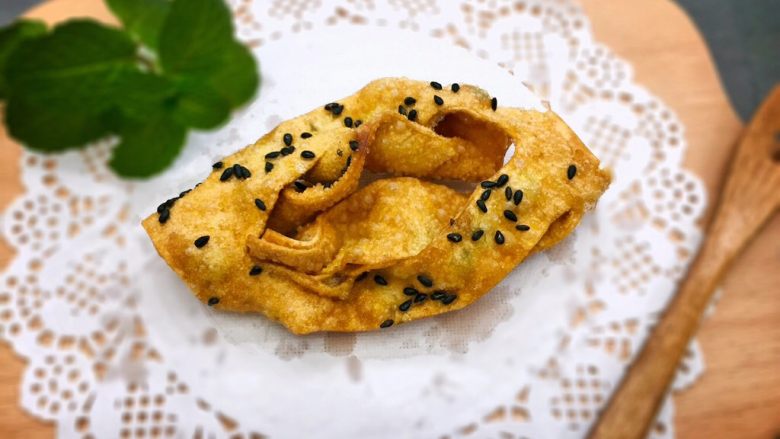 #做年货手工小吃#芝麻葱香排叉
,像金灿灿的元宝,是不是很诱人呀,远远的就能闻到散发出的葱香焦香!