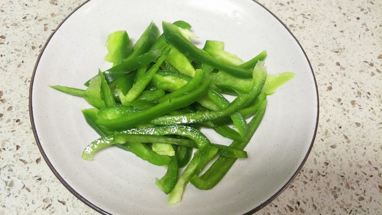 青椒炒肉丝,<a style='color:red;display:inline-block;' href='/shicai/ 61'>青椒</a>挖去里面的籽清洗干净,切成丝
