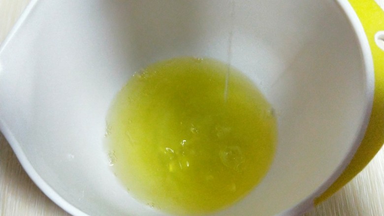 香甜口感丰富的南瓜戚风蛋糕,蛋白打发,往蛋白里加入柠檬汁(白醋也可以)