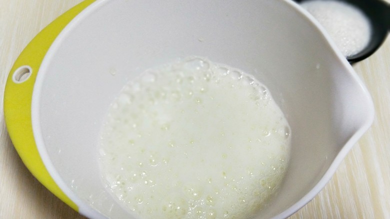 香甜口感丰富的南瓜戚风蛋糕,电动打蛋器将蛋白高速打发至呈现鱼眼泡时,加入三分之糖,继续高速打发,蛋清泡消失,细腻时再加入三分之一的糖,继续打发。