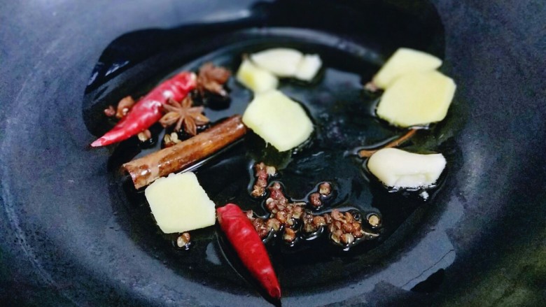 做年货+养生-增强免疫力的牛肉萝卜煲,起油锅,加入香料炒香。