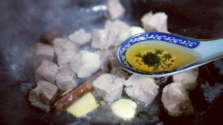 做年货+养生-增强免疫力的牛肉萝卜煲,加入<a style='color:red;display:inline-block;' href='/shicai/ 718'>料酒</a>。(可以适当多加一些)