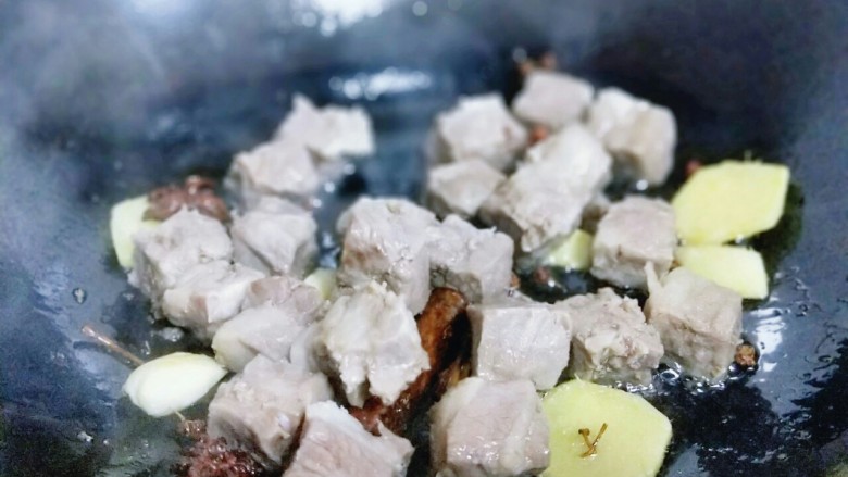 做年货+养生-增强免疫力的牛肉萝卜煲,再加入焯过水的牛肉粒煸炒。