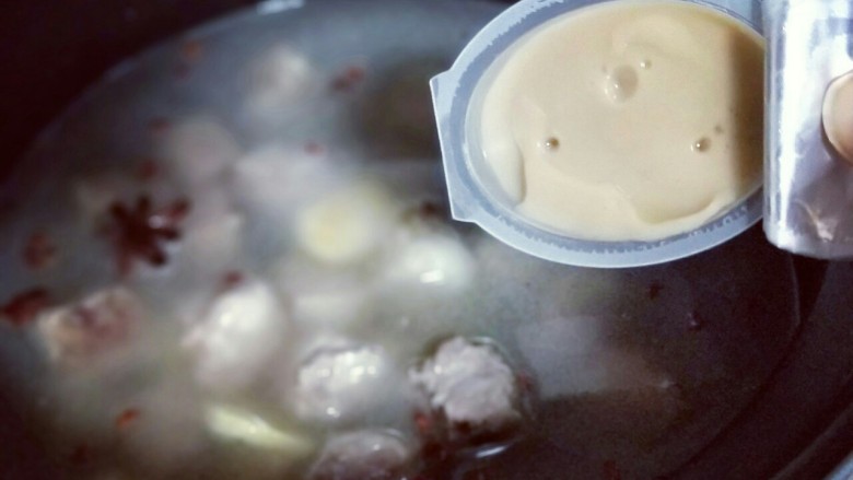 做年货+养生-增强免疫力的牛肉萝卜煲,加入1000ml的清水,加入浓汤宝,大火烧开后,转小火慢炖35分钟。(我盒马买的牛肉粒特别鲜嫩,所以35分钟就烂糊了) 炖煮牛肉的时间可以根据实际情况增肌看。