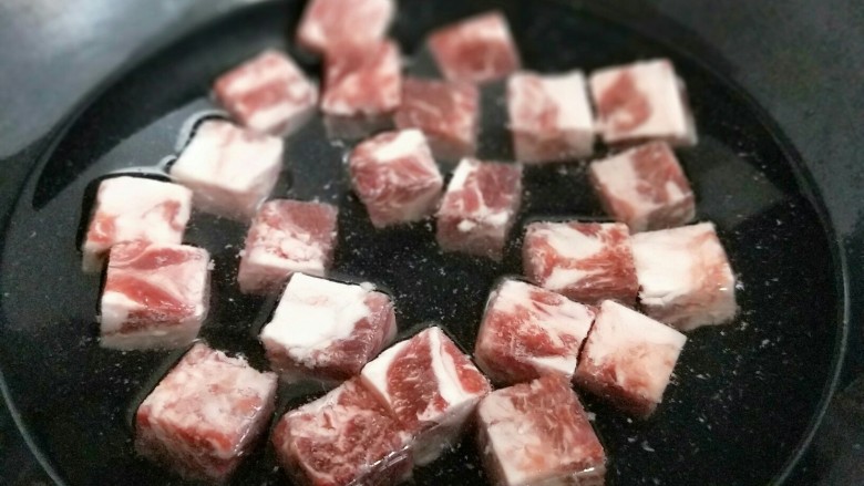 做年货+养生-增强免疫力的牛肉萝卜煲,牛肉粒焯水,冷水入锅,大火烧开,2分钟捞出,捞出后用冷水冲洗,将牛肉粒上面的杂质冲洗干净。