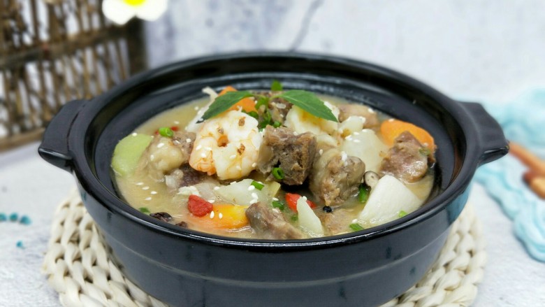 做年货+养生-增强免疫力的牛肉萝卜煲,近看,冬日进补佳品。