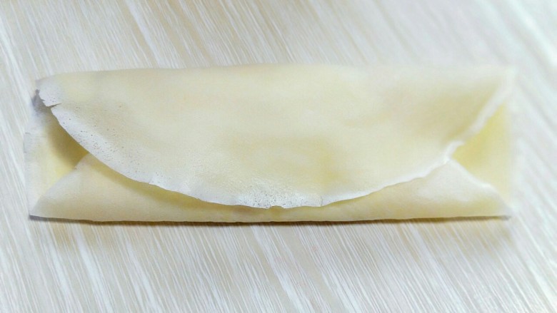 春节餐桌上不可缺少的芒果班戟,皮对折,如图。