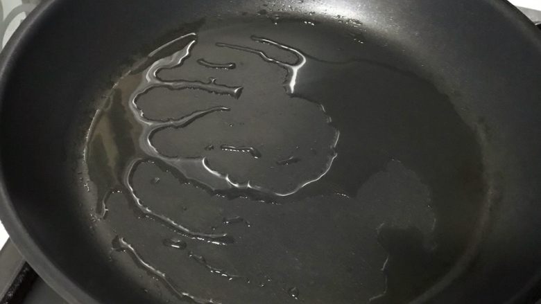 精简版港式西多士,锅底留油,预热。