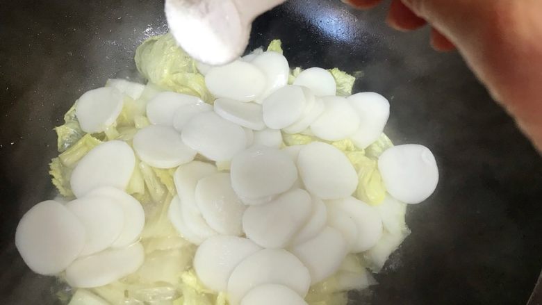 #年味#白菜肉丝炒年糕,放入年糕片,调入少许盐