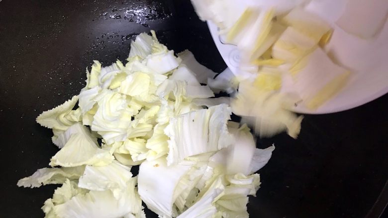 #年味#白菜肉丝炒年糕,原锅加少许油倒入大白菜,翻炒