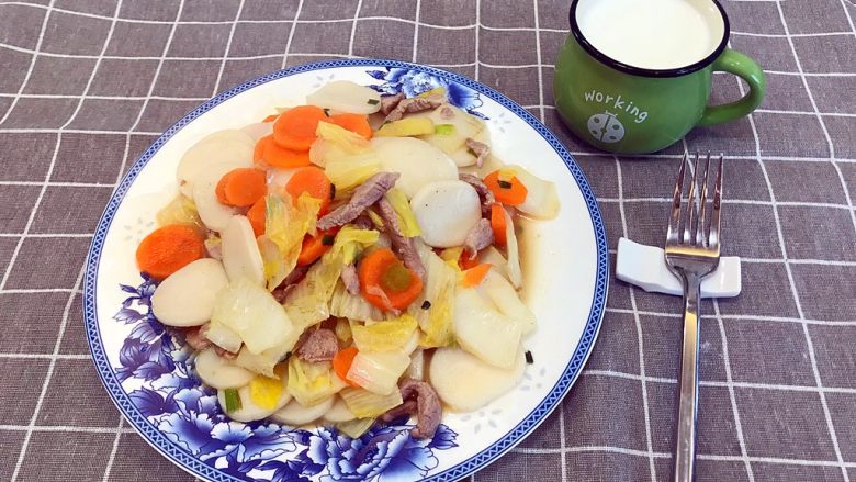 #年味#白菜肉丝炒年糕,再搭配一杯牛奶,早餐棒棒哒