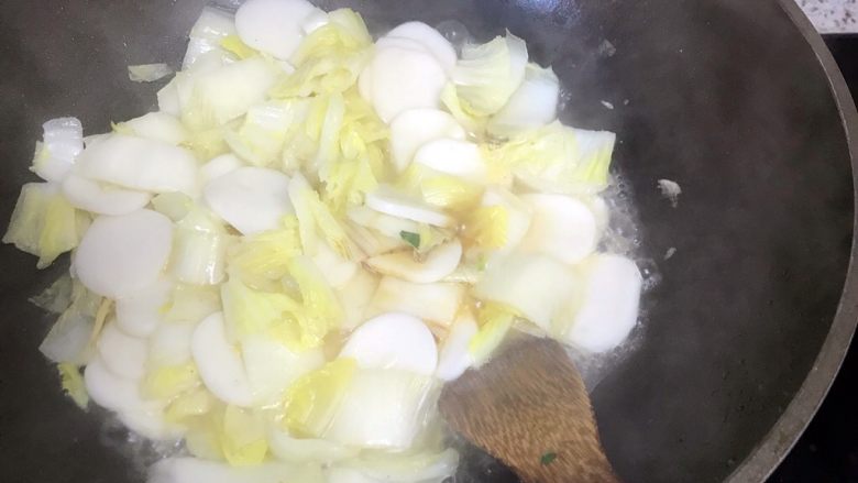 #年味#白菜肉丝炒年糕,继续翻炒两三分钟,要不停翻动哦,防止年糕粘锅