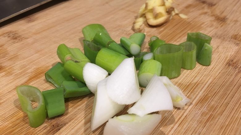 青椒虾仁🍤炒鸡蛋,葱姜如图备用