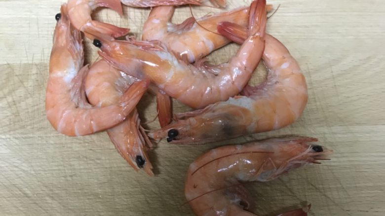 酸甜菠萝虾,冰冻半熟虾解冻后,去掉虾皮和虾线。