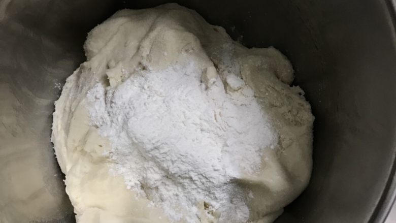 山东大白馒头,发酵2倍大,再放入厨师机桶里少放些干面粉