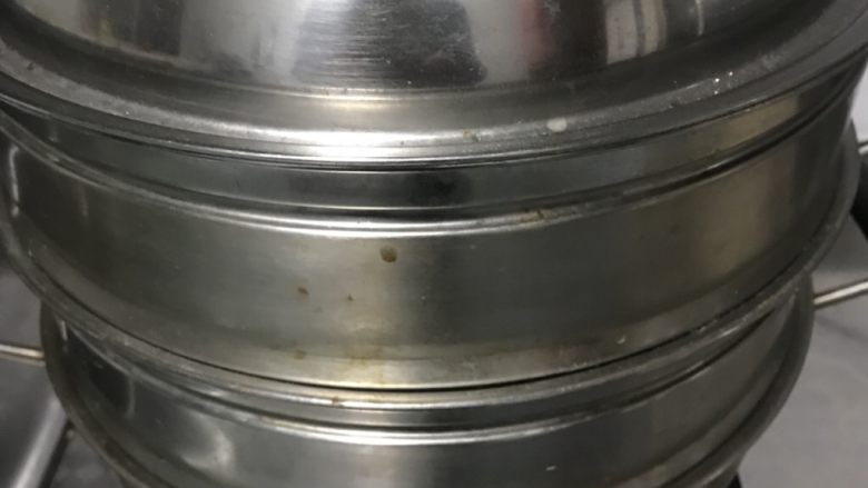 山东大白馒头,冷水上锅,我用电磁炉大火烧开转中火18分钟焖分钟