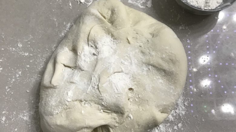 山东大白馒头,拿出来加粉继续用手揉,我加了3次粉