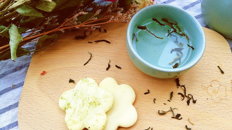 茉莉花茶曲奇 清新解郁,在容易疲倦的春天里,搭配一杯茉莉花茶,仿佛与茉莉仙子相伴,烦恼疲倦顿消。
