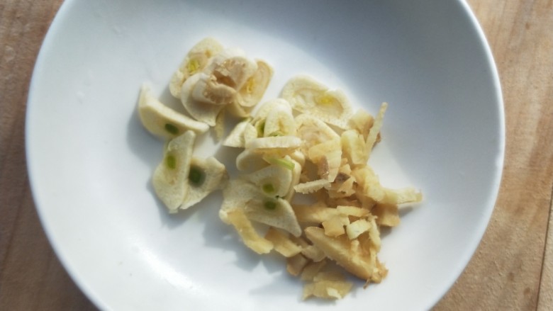 年年高升广式腊肠炒年糕,切好蒜末,姜末。