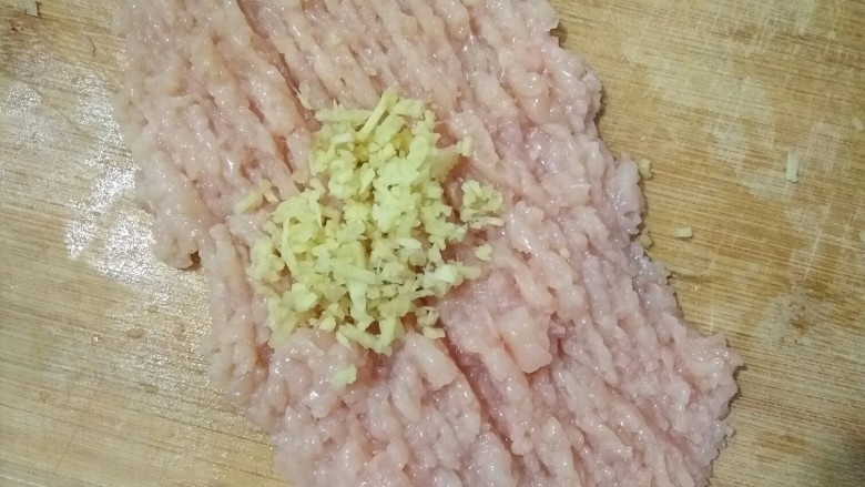 酸汤鸡滑――年腻后的开胃下饭菜,将<a style='color:red;display:inline-block;' href='/shicai/ 101'>鸡胸肉</a>和和<a style='color:red;display:inline-block;' href='/shicai/ 37'>姜</a>末剁在一起，剁成肉泥。