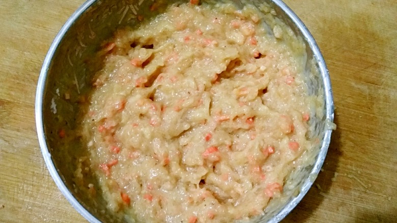 酸汤鸡滑――年腻后的开胃下饭菜,在剁好的肉泥中加入半个打散的<a style='color:red;display:inline-block;' href='/shicai/ 9'>鸡蛋</a>液（全蛋），一点点<a style='color:red;display:inline-block;' href='/shicai/ 718'>料酒</a>，一点点<a style='color:red;display:inline-block;' href='/shicai/ 720'>胡椒粉</a>，一点点盐，一点点<a style='color:red;display:inline-block;' href='/shicai/ 512'>玉米淀粉</a>，看见有<a style='color:red;display:inline-block;' href='/shicai/ 25'>胡萝卜</a>我又加了一点点<a style='color:red;display:inline-block;' href='/shicai/ 25'>胡萝卜</a>碎，顺时针往一个方向搅上劲。