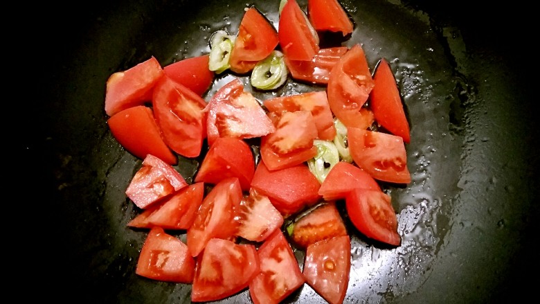 酸汤鸡滑――年腻后的开胃下饭菜,<a style='color:red;display:inline-block;' href='/shicai/ 3551'>西红柿</a>洗净去蒂（皮可去可不去），切滚刀块，下入锅中。