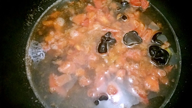 酸汤鸡滑――年腻后的开胃下饭菜,加入适量开水，将木耳放入先煮一下。