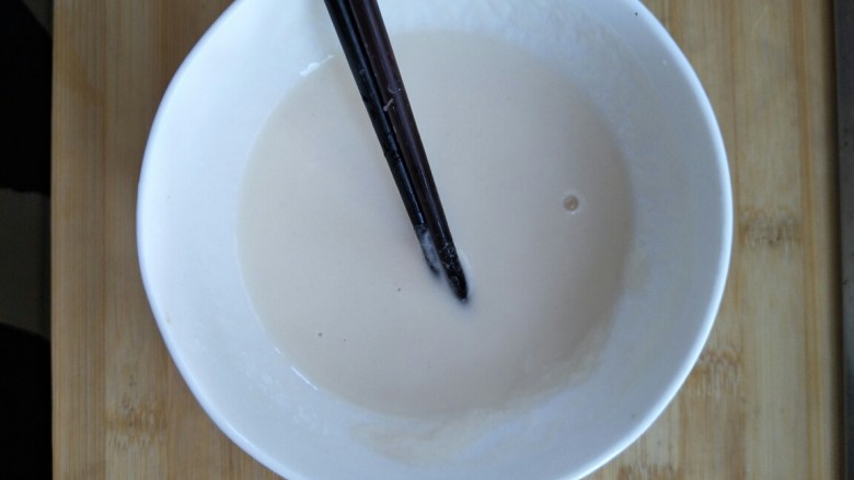 小吃拼盘,取<a style='color:red;display:inline-block;' href='/shicai/ 519'>面粉</a>适量,加入水,成面糊