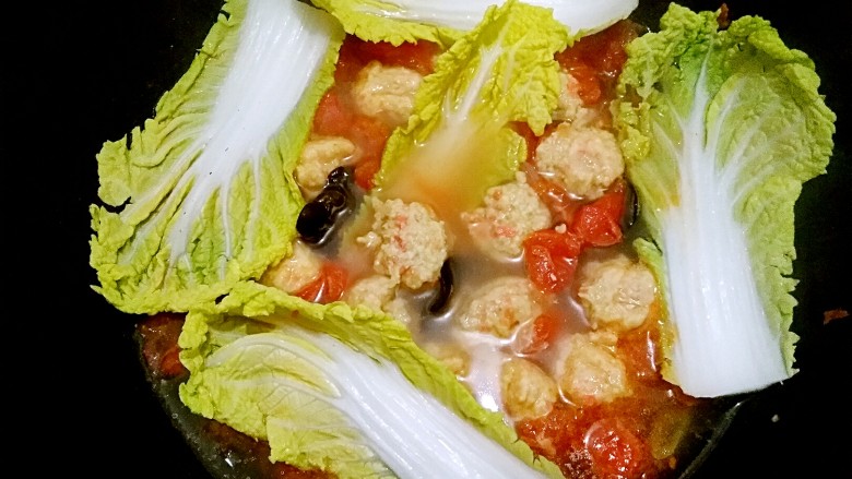 酸汤鸡滑――年腻后的开胃下饭菜,然后放入<a style='color:red;display:inline-block;' href='/shicai/ 140'>娃娃菜</a>。